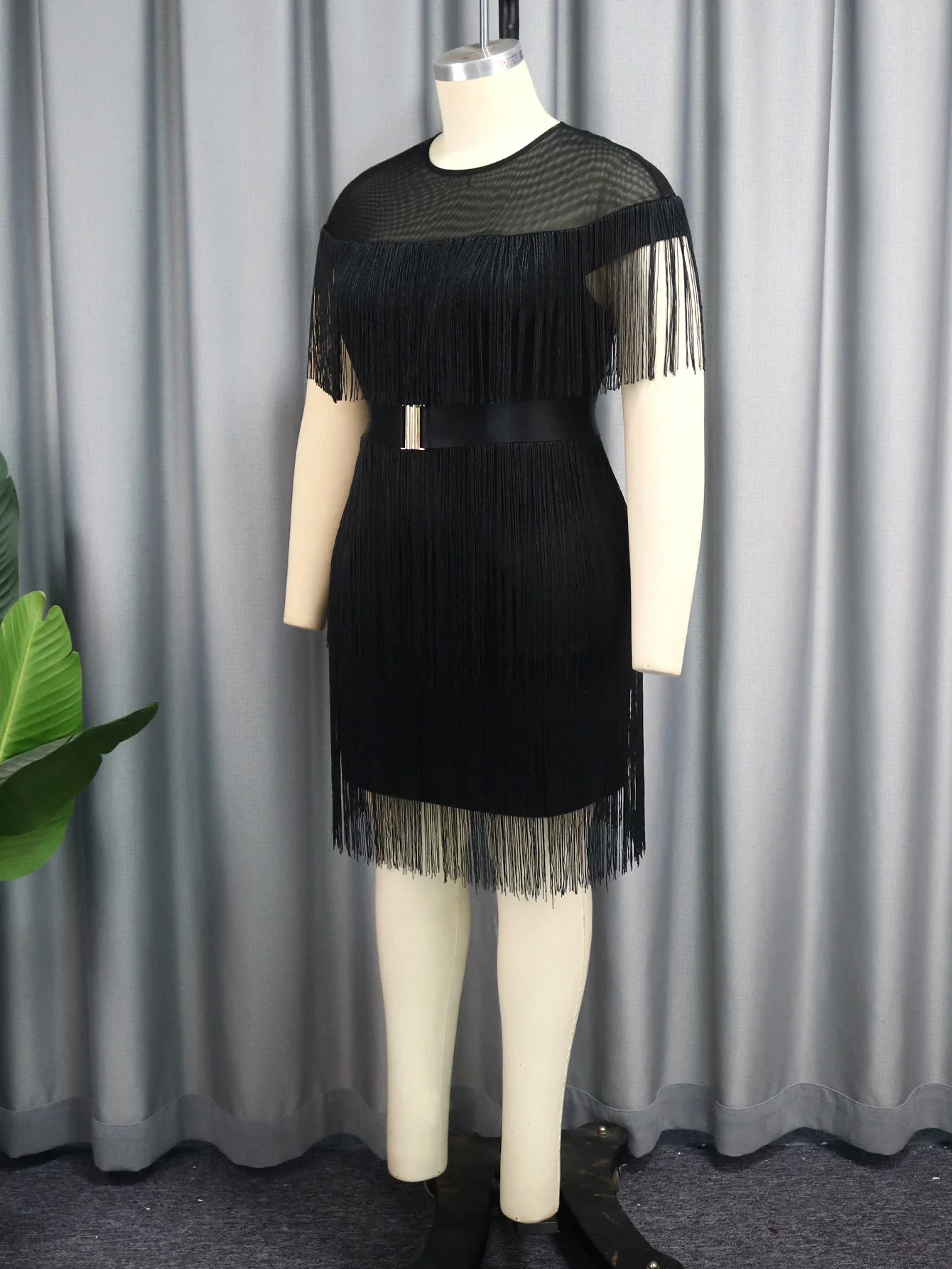 Robe de soirée avec ceinture – Image 3
