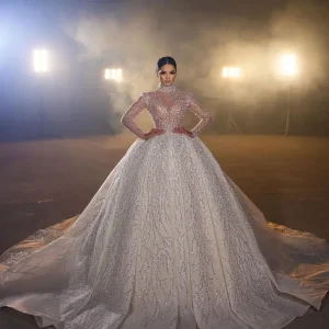 Robe de mariée princesse à perles, épaules dénudées, manches longues